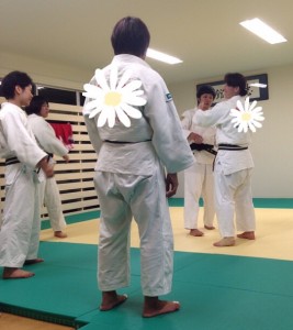 女性の塾生さんに指導する館長