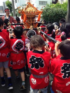 子ども神輿　後ろから