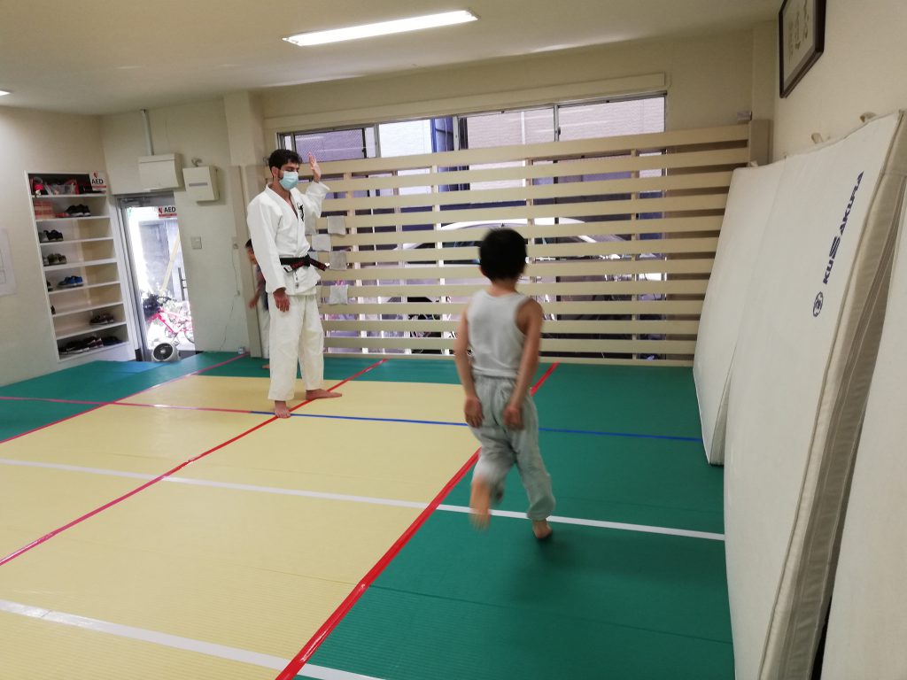 小学1年生 かかとをお尻につけて走る