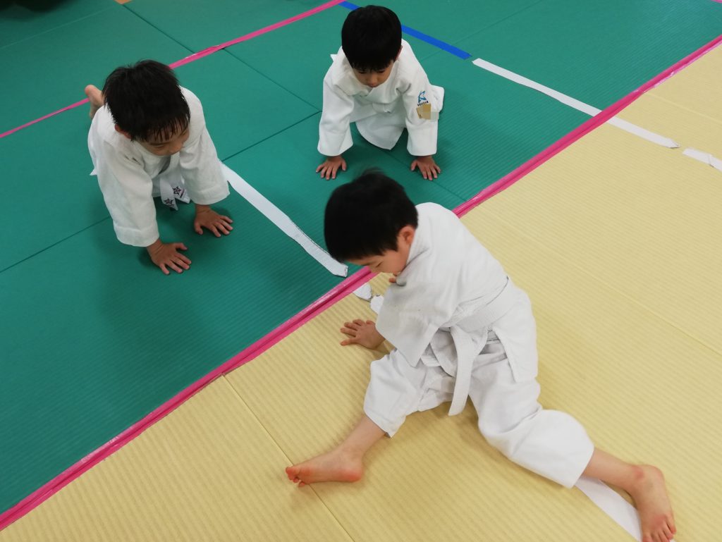 土曜日午後クラス　小学生が幼児に腰きりを教える