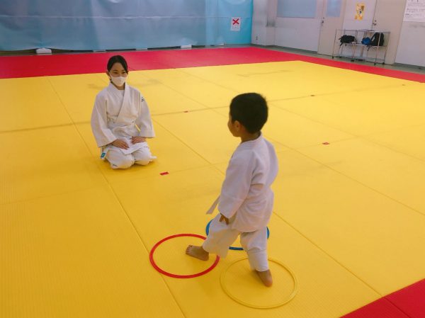 4歳の男の子 礼の足はこびの練習