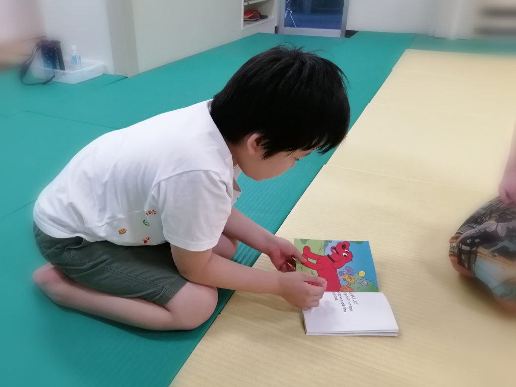 小学3年生 英語の絵本を読み上げる