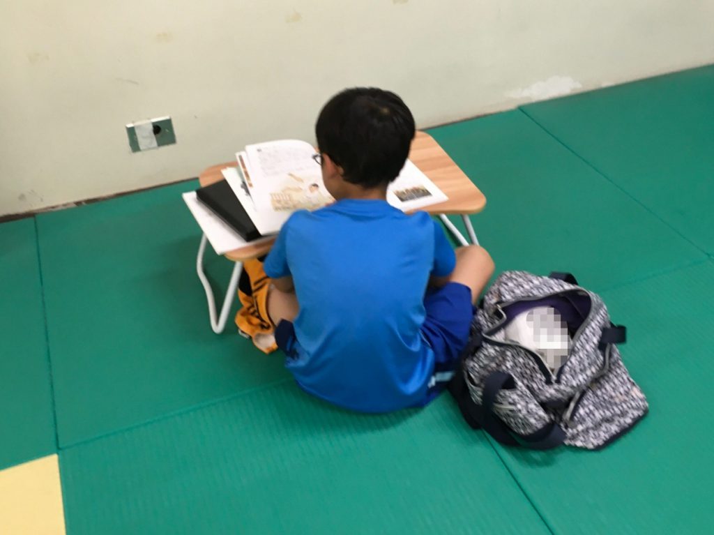 小4 男児  読書中