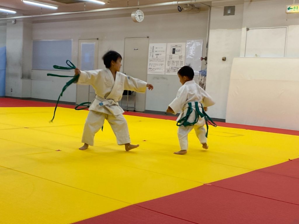 小学生と幼児 しっぽ取り