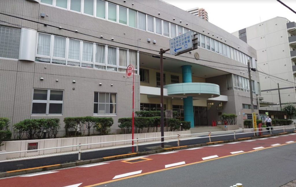 牛込仲之小学校 正面 遠景