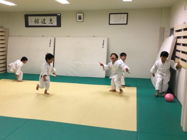 サッカーして遊ぶ幼児たち